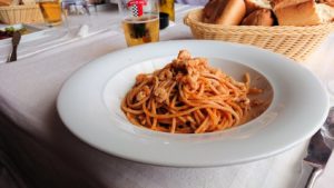 チュニジア：ボン岬のレストランで美味しく昼食を食べる