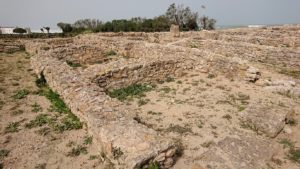 チュニジア：のケルクアン遺跡内の住居部分を見学