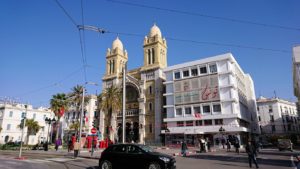 チュニジアのチュニスの朝の街の観光を7