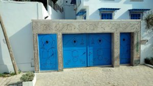 チュニジア：シディ・ブ・サイドの近くに着く