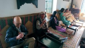 チュニジア：シディ・ブ・サイドのカフェ・デ・ナットで水タバコを楽しむ1