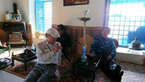 チュニジア：シディ・ブ・サイドのカフェ・デ・ナットで水タバコを楽しむ3