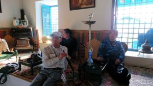 チュニジア：シディ・ブ・サイドのカフェ・デ・ナットで水タバコを楽しむ4