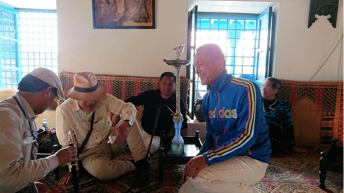 チュニジア：シディ・ブ・サイドのカフェ・デ・ナットで水タバコを楽しむ8