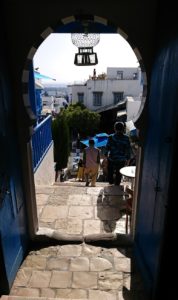 チュニジア：シディ・ブ・サイドのカフェ・デ・ナットを満喫し店を出る1