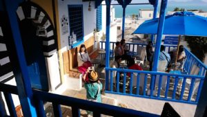 チュニジア：シディ・ブ・サイドのカフェ・デ・ナットを満喫し店を出る4