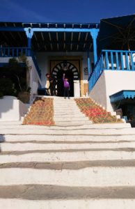 チュニジア：シディ・ブ・サイドのカフェ・デ・ナットを満喫し店を出る7