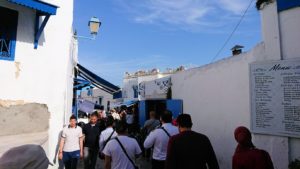 チュニジア：シディ・ブ・サイドのカフェ・デ・ナットを満喫し店を出る9