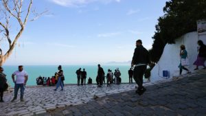 チュニジア：シディ・ブ・サイドの街の次なる絶景ポイントにて
