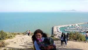 チュニジア：シディ・ブ・サイドの街の次なる絶景ポイントにて1