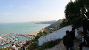 チュニジア：シディ・ブ・サイドの街の次なる絶景ポイントにて2