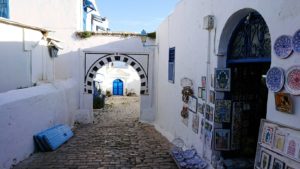 チュニジア：シディ・ブ・サイドで海岸に降りた道を登って行く7