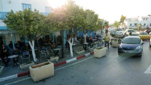 チュニジア：シディ・ブ・サイドから夕食レストランに向かう