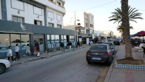 チュニジア：ラ・グレットにあるレストランに入る