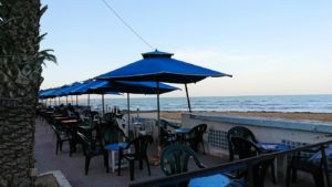 チュニジア：ラ・グレットにあるレストランに入る1