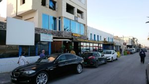 チュニジア：ラ・グレットにあるレストランに入る2