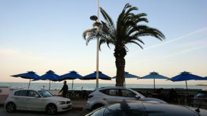 チュニジア：ラ・グレットにあるレストランに入る4