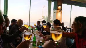 チュニジア：ラ・グレットにあるレストランでビールで乾杯7