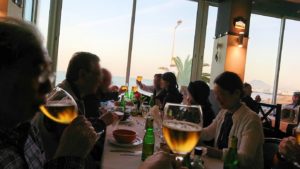 チュニジア：ラ・グレットにあるレストランでビールで乾杯8