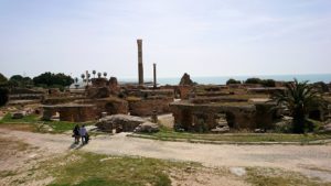 チュニジア：カルタゴ遺跡のアントニヌスの共同浴場を見下ろす
