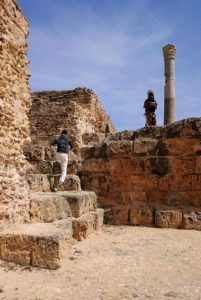 チュニジア：カルタゴ遺跡のアントニヌスの共同浴場内で記念撮影タイム3