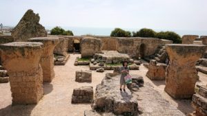 チュニジア：カルタゴ遺跡のアントニヌスの共同浴場内で記念撮影タイムが続きます1