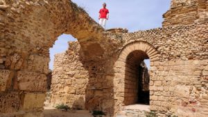 チュニジア：カルタゴ遺跡のアントニヌスの共同浴場内で記念撮影タイムが続きます8