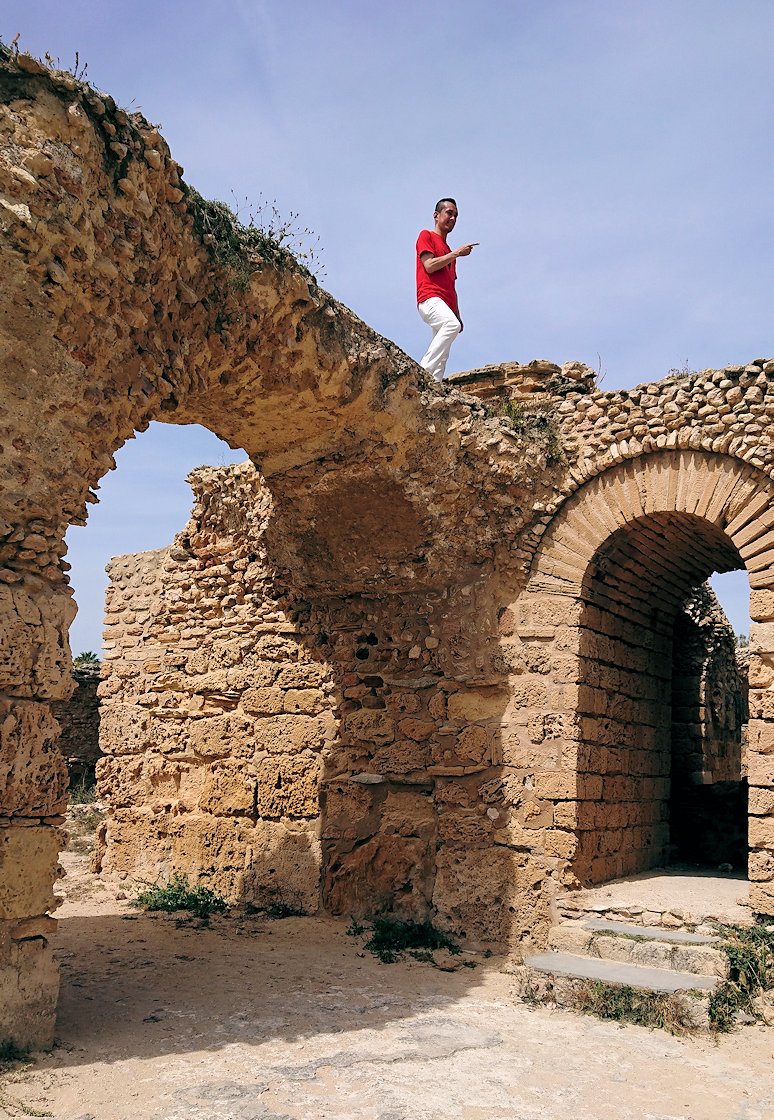 チュニジア：カルタゴ遺跡のアントニヌスの共同浴場内で記念撮影タイムが続きます9