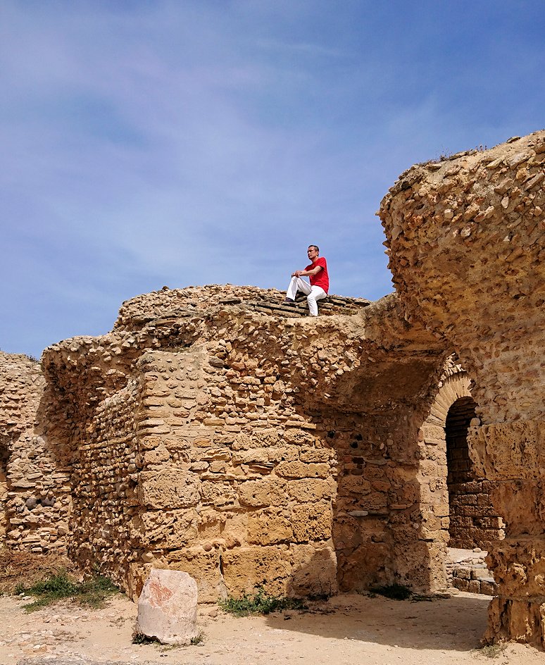 チュニジア：カルタゴ遺跡のアントニヌスの共同浴場内で記念撮影タイムがひたすら続く