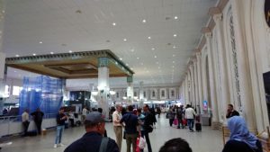 チュニジア：チュニス空港で出国審査を受ける
