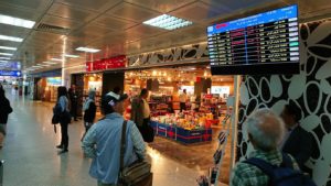 チュニジア：チュニス空港で出国審査を受ける4