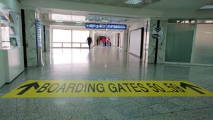 チュニジア：チュニス空港で国際線ターミナル内に入る1