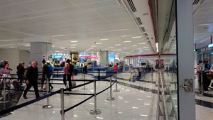 チュニジア：チュニス空港でドバイで乗換の為に移動する5