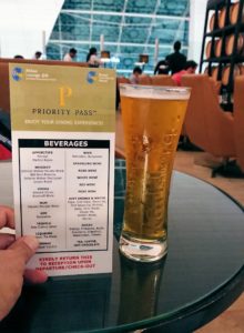 チュニジア：チュニス空港でドバイでラウンジでアルコールを