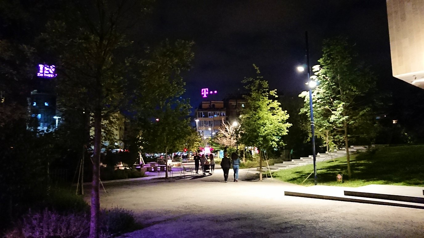 アルバニアで首都ティラナで夜のスカンデルベグ広場を散策