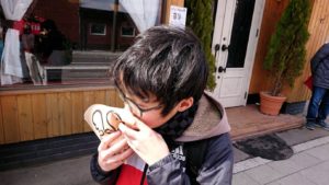 函館市内で人気のスイーツ店「アンジェリック ヴォヤージュ」を訪問しマンゴークレープを食べる
