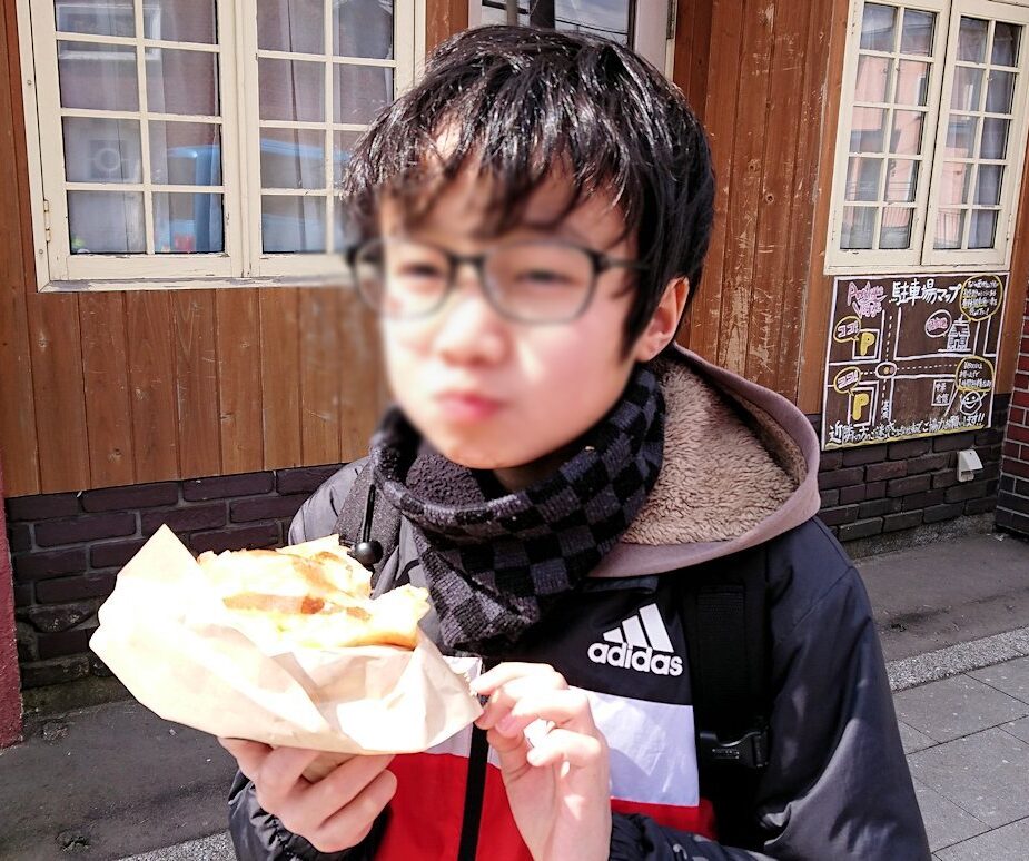函館市内で人気のスイーツ店「アンジェリック ヴォヤージュ」を訪問しマンゴークレープを食べる2