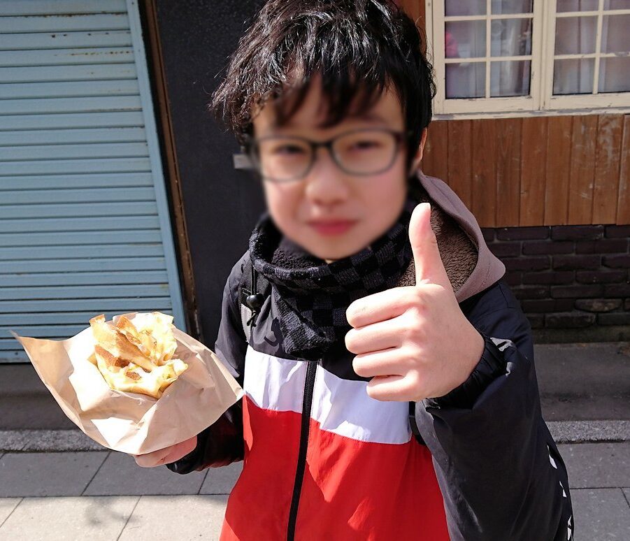 函館市内で人気のスイーツ店「アンジェリック ヴォヤージュ」を訪問しマンゴークレープを食べる3
