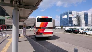 函館市内で空港に向かうバスに乗る2