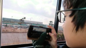 函館市内で空港に向かうバスに乗って函館空港に到着1