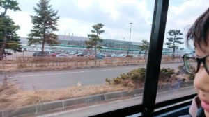 函館市内で空港に向かうバスに乗って函館空港に到着2