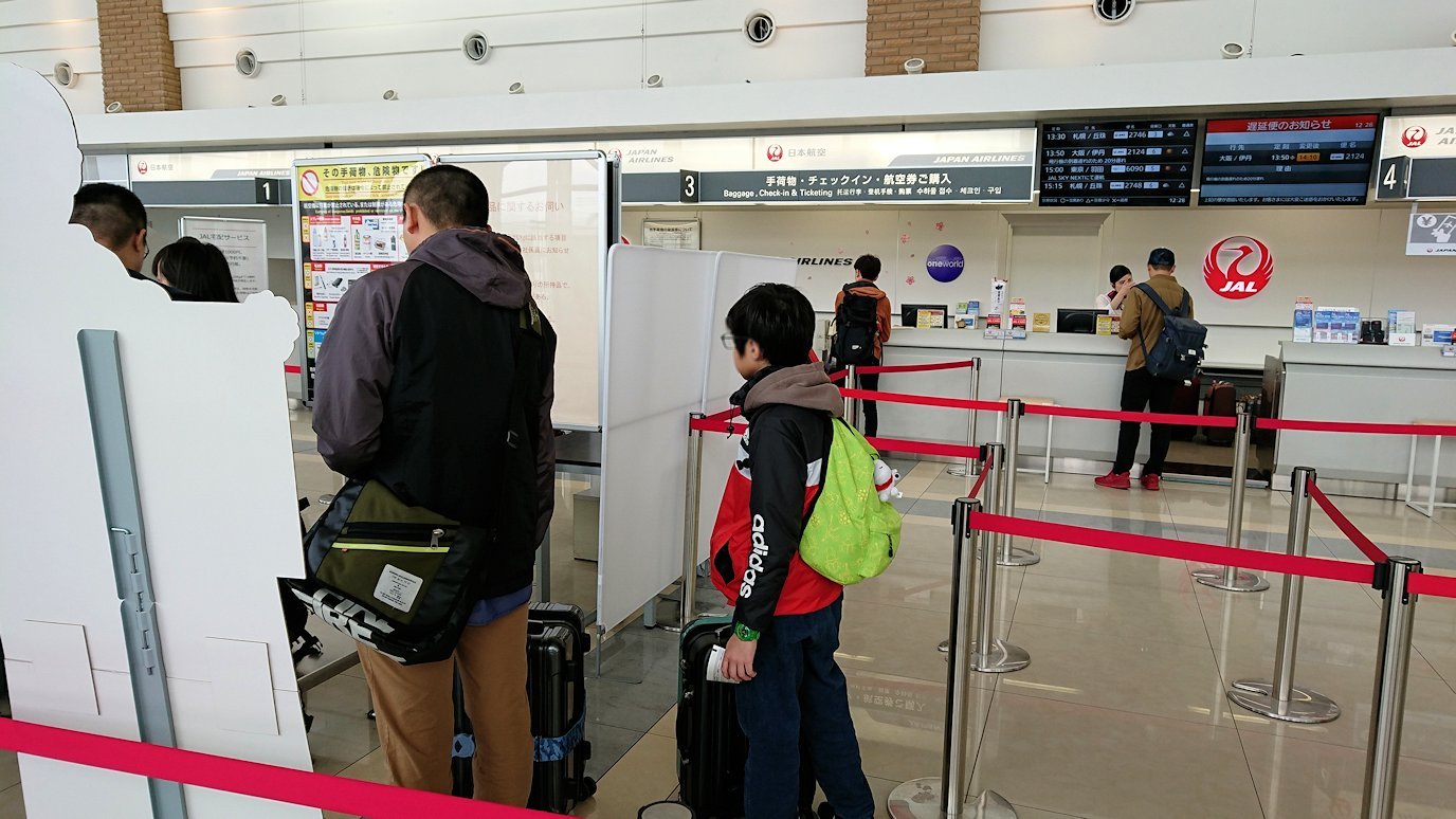 函館市内で空港に向かうバスに乗って函館空港に到着6