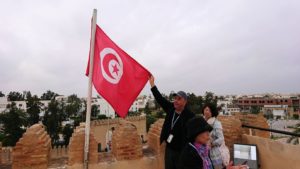 チュニジアのホテル：コンチネンタル(CONTINENTAL)を出て向かいの貯水池を見学し国旗に触れる