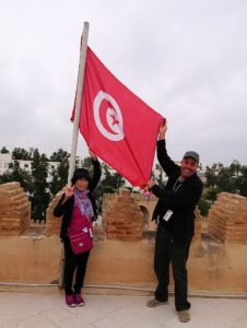 チュニジアのホテル：コンチネンタル(CONTINENTAL)を出て向かいの貯水池を見学し国旗に触れる1