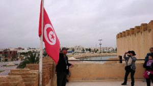 チュニジアのホテル：コンチネンタル(CONTINENTAL)を出て向かいの貯水池を見学し国旗に触れる3