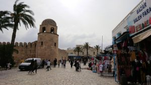 チュニジアのスースの街の旧市街を歩いていきます