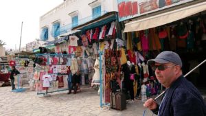 チュニジアのスースの街の旧市街を歩いていきます1