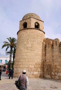 チュニジアのスースの街の旧市街を歩いていきます3
