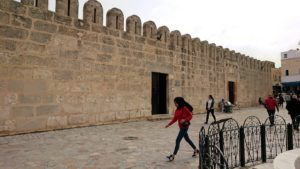 チュニジアのスースの街の旧市街を歩いていきます7