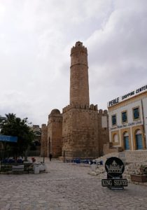 チュニジアのスースの街の旧市街で自由時間にラバトへ向かう1